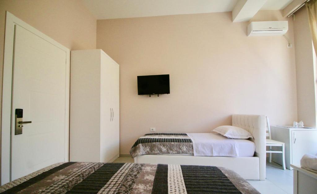 Llit o llits en una habitació de Hotel Orestiada
