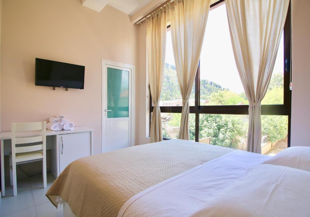Llit o llits en una habitació de Hotel Orestiada