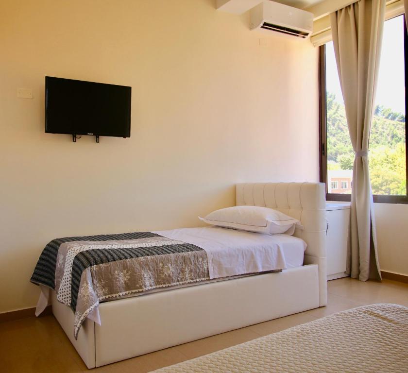 Llit o llits en una habitació de Hotel Orestiada