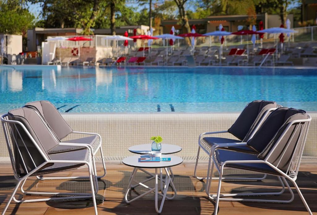 Bazén v ubytování Hotel Park Plava Laguna nebo v jeho okolí