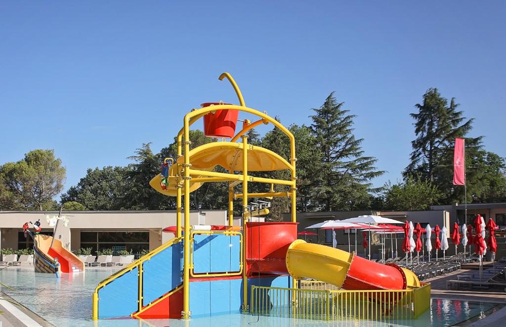 Bazén v ubytování Hotel Park Plava Laguna nebo v jeho okolí