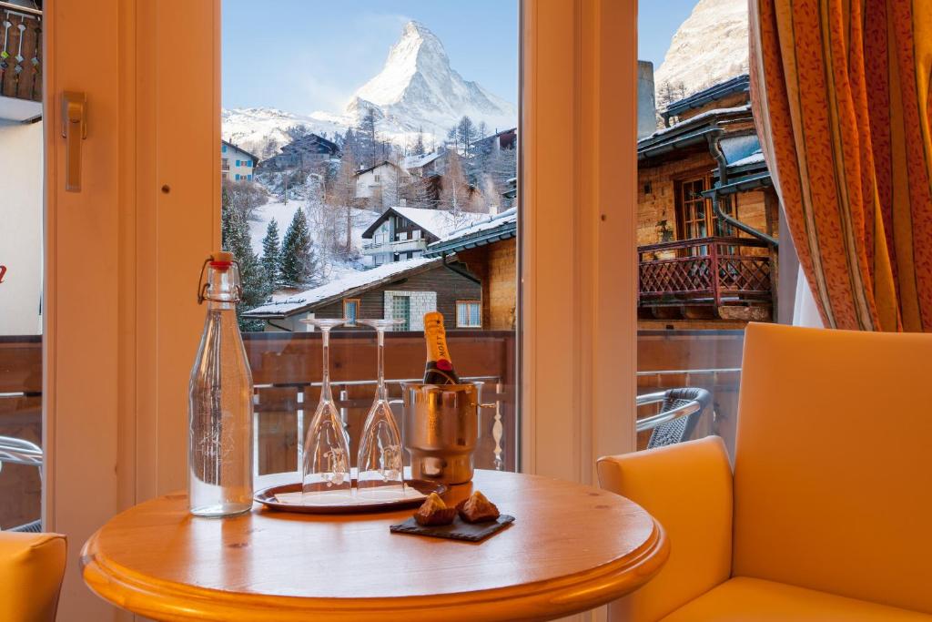 Nespecifikovaný výhled na hory nebo výhled na hory při pohledu z hotelu