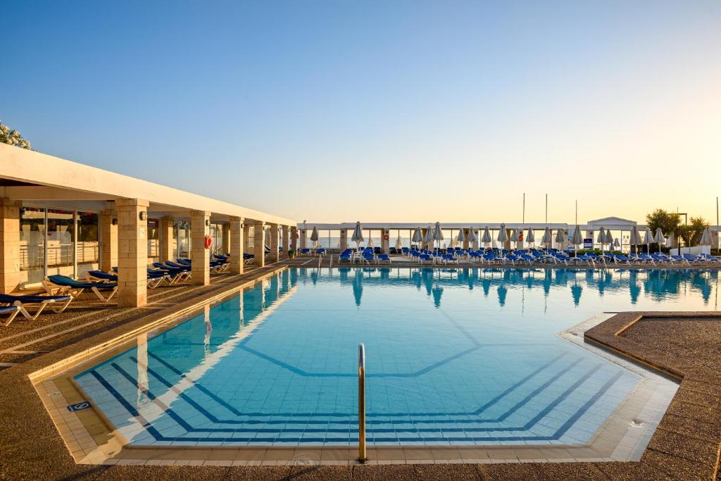 Bazén v ubytování Annabelle Beach Resort nebo v jeho okolí