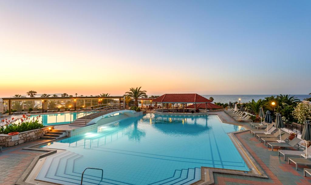 Bazén v ubytování Annabelle Beach Resort nebo v jeho okolí