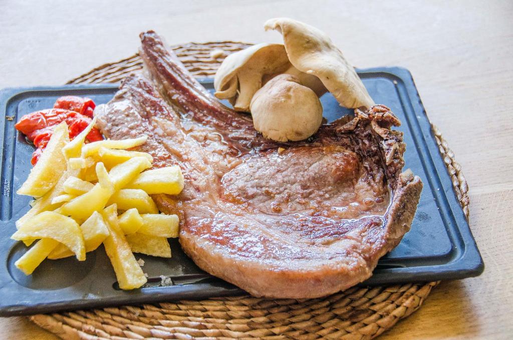 Comida en o cerca de este hotel