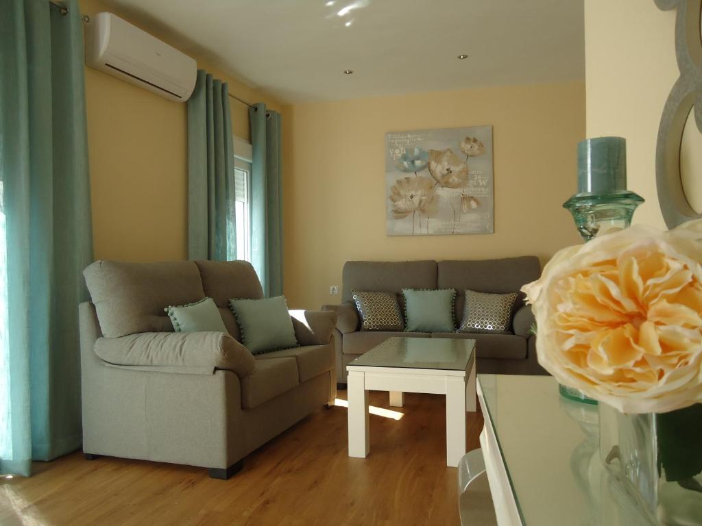 sala de estar con sofá y mesa en Apartamentos Acevedo Centro, en Ronda
