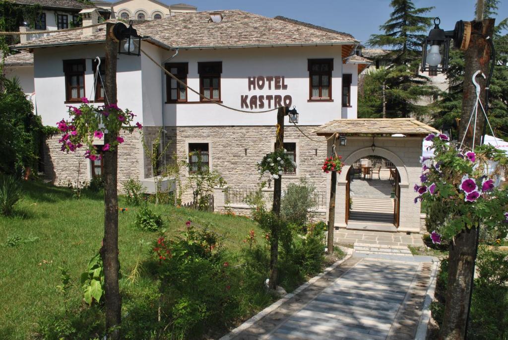 una casa con un cartel que lee hotel kato en Hotel Kastro, en Gjirokastra