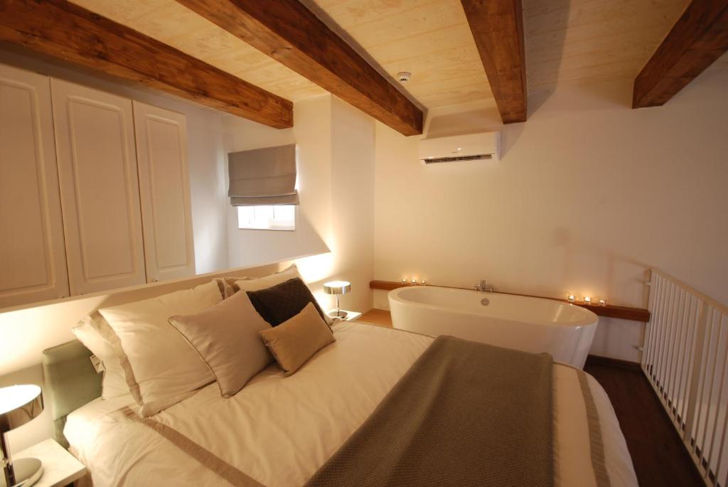 a bedroom with a bed and a bath tub at Casa Cara in Birgu