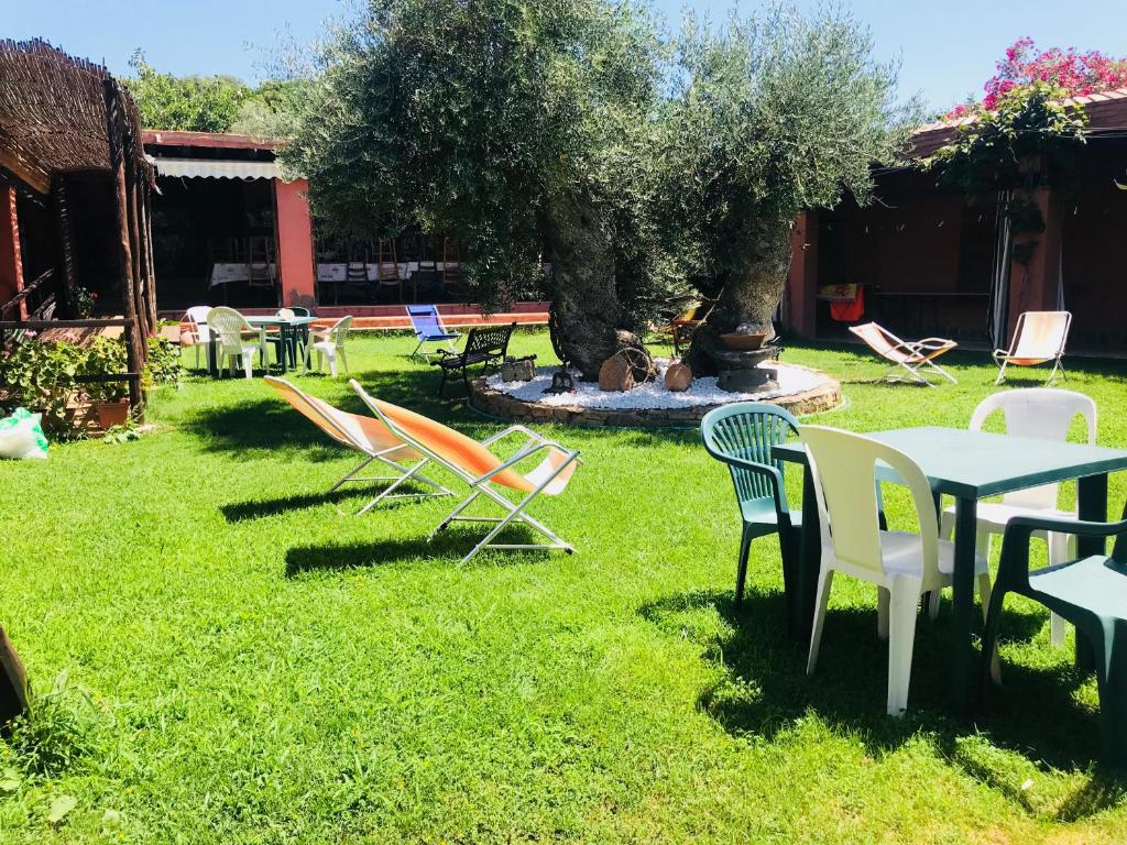 a group of chairs and tables in a yard at Agriturismo Su Barraccu in Loceri
