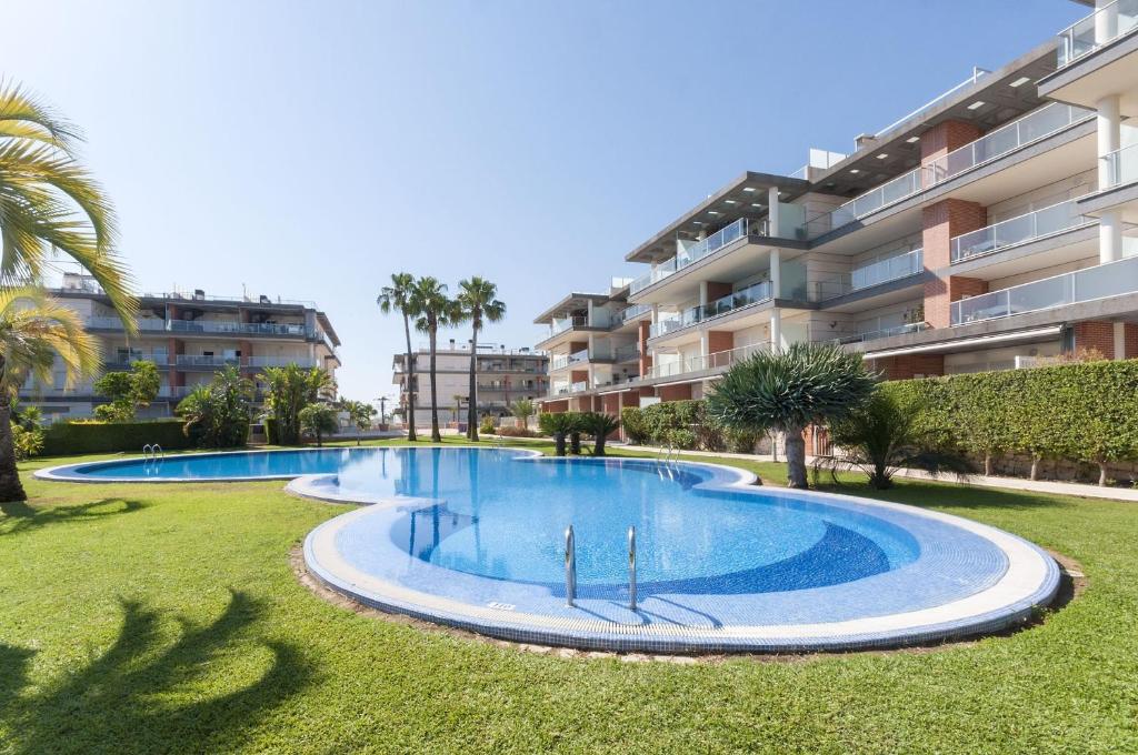 an empty swimming pool in front of a building at Esplendor in Casas Devesa