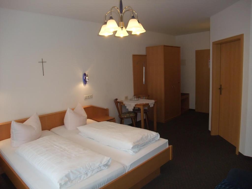 Postel nebo postele na pokoji v ubytování Gasthof Alte Post