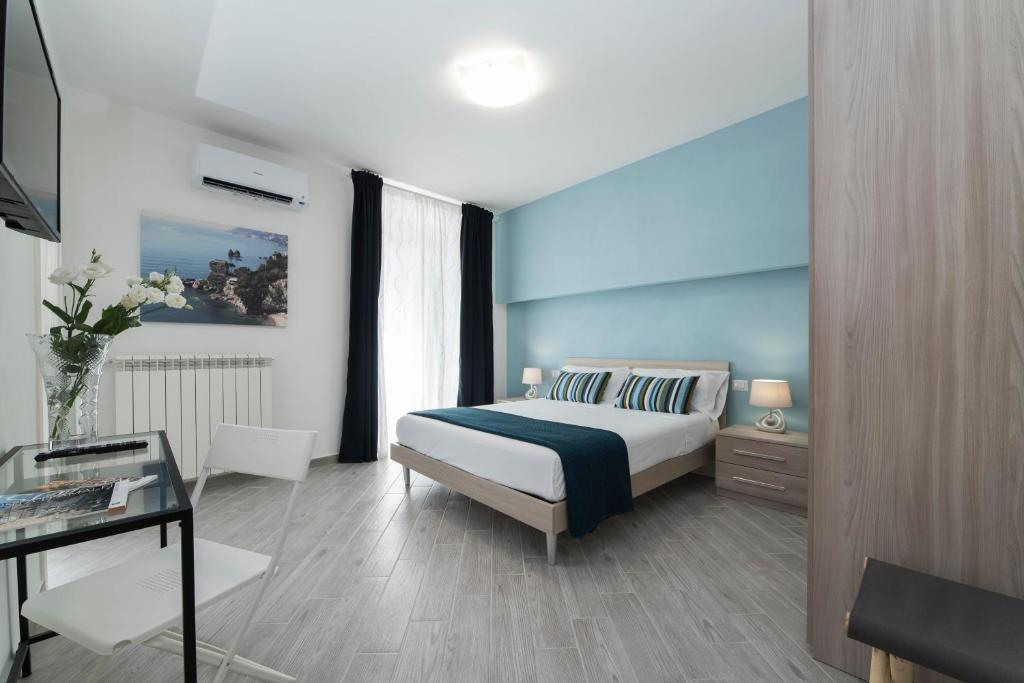una camera con letto e scrivania di Casa Taiani Amalfi Coast a Vietri