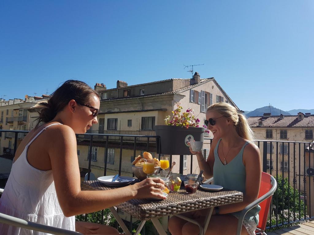 Nápoje v ubytování Hôtel U Passa Tempu