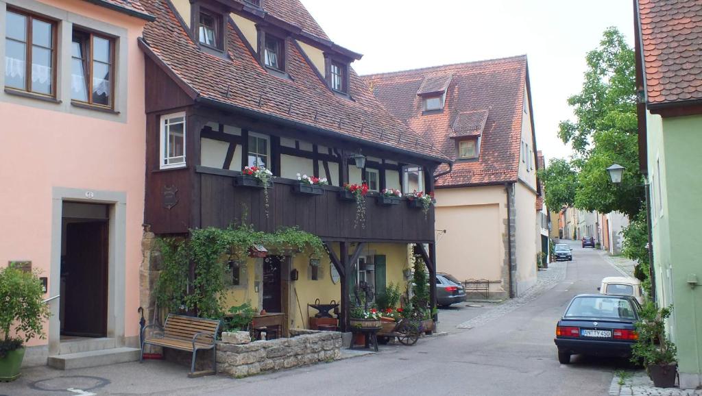 ein altes Gebäude mit Blumenkästen an der Straßenseite in der Unterkunft Gästehaus Gerlinger in Rothenburg ob der Tauber
