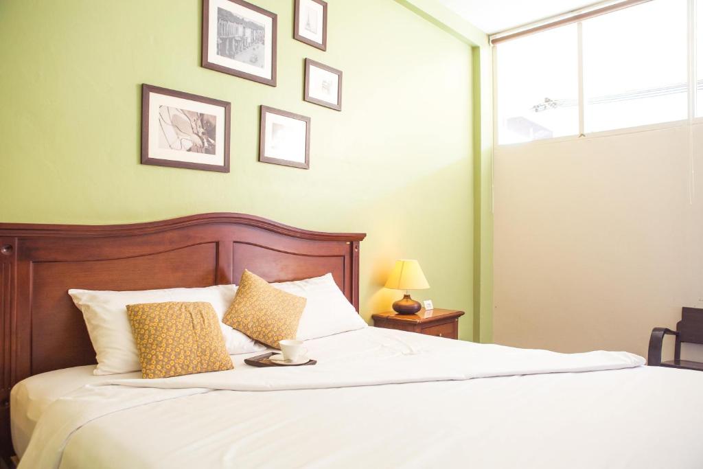 Feung Nakorn Balcony Rooms and Cafe - Resim 32