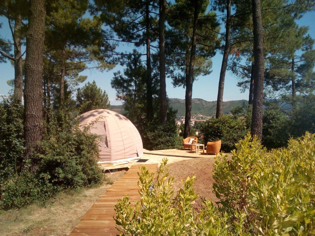 Les O de Privas 1 unique Tente Wigwam avec sa piscine privative xxx SPA avec supplement xxxにある庭