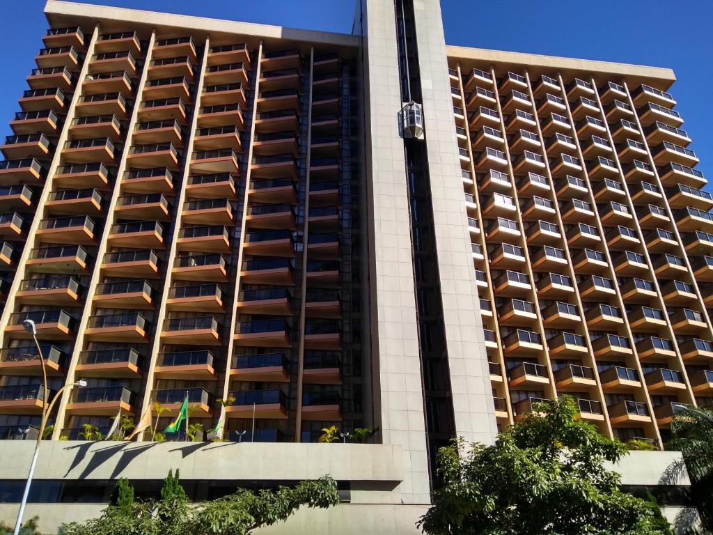 ein großes Gebäude mit Balkon auf der Seite in der Unterkunft Barreto Apart-hotel Kubit in Brasilia