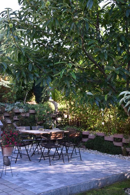 A garden outside Ferienwohnung Trauntschnig
