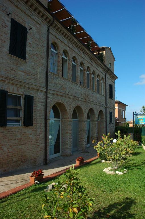 A garden outside Agriturismo Casa degli Archi