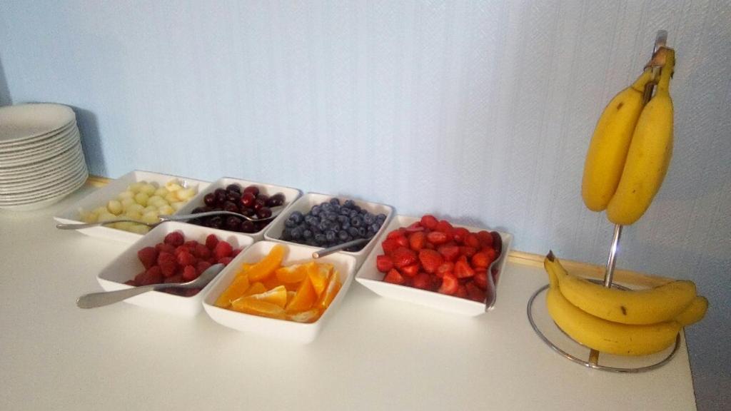 a table with bowls of fruit and a bunch of bananas at Maridon House in Oban