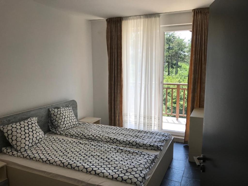 una camera da letto con divano e ampia finestra di Limani Guest house a Sozopol