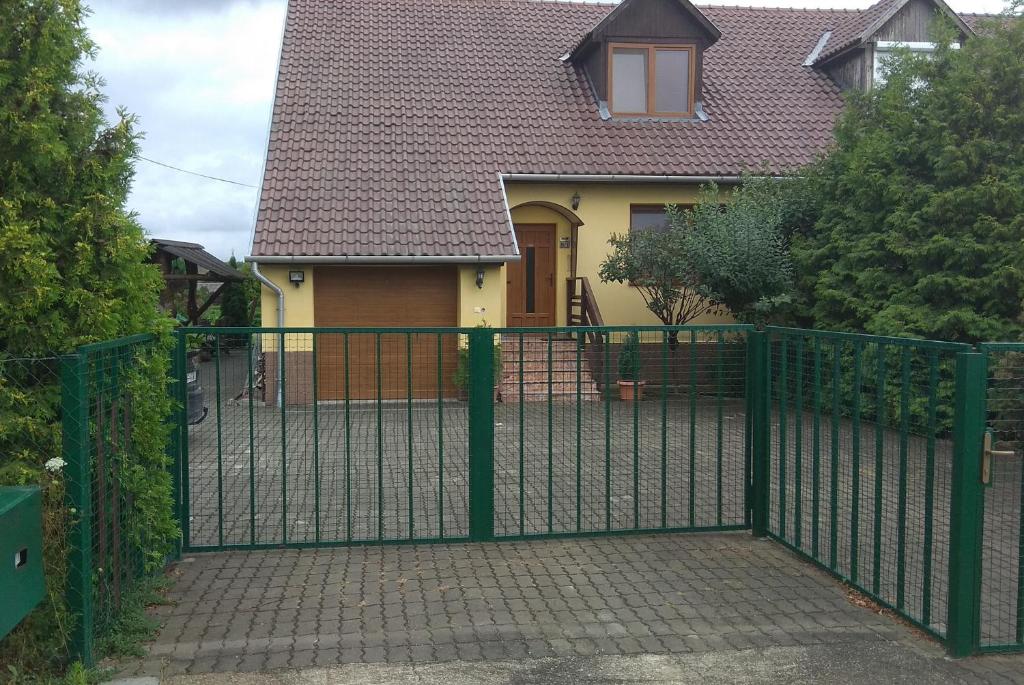 エルドベニヤにあるdomの家の前の緑の金属門