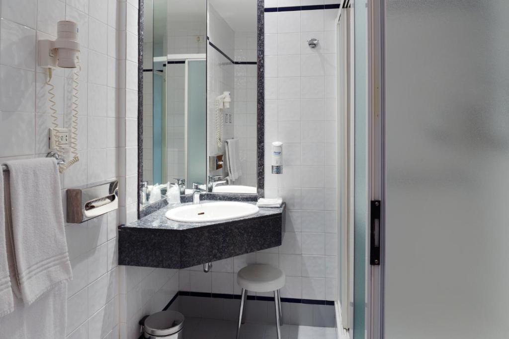 City Hotel & Suites - 13