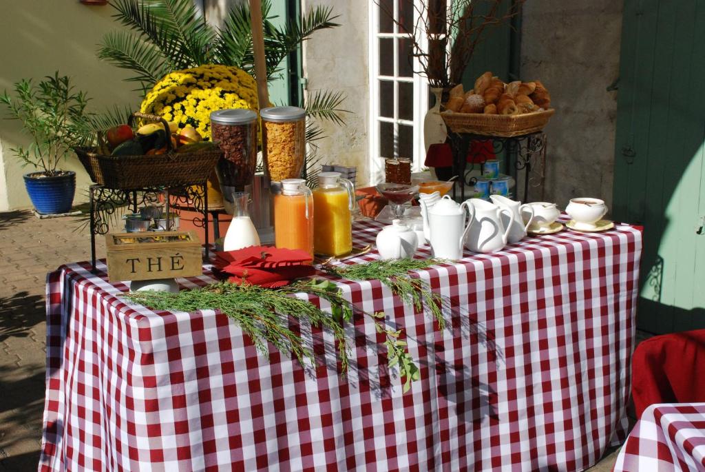 Gallery image of Au Saint Roch - Hôtel et Jardin in Avignon