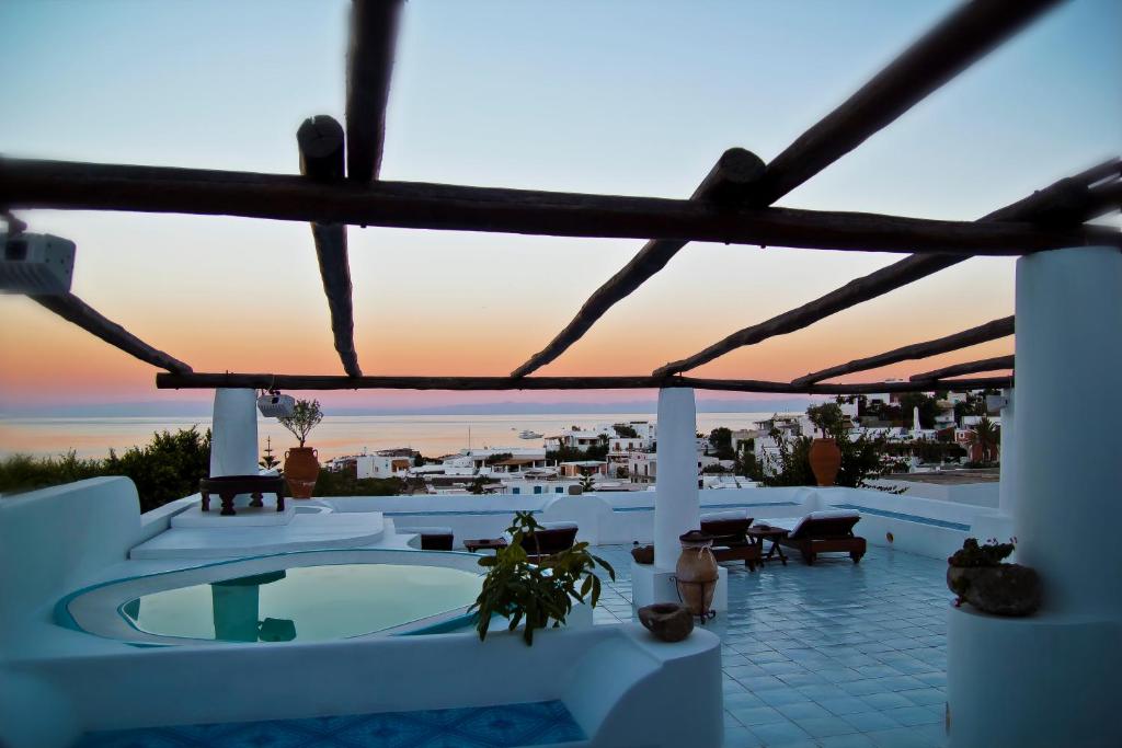 una vista desde el techo de una casa con piscina en Quartara Boutique Hotel en Panarea