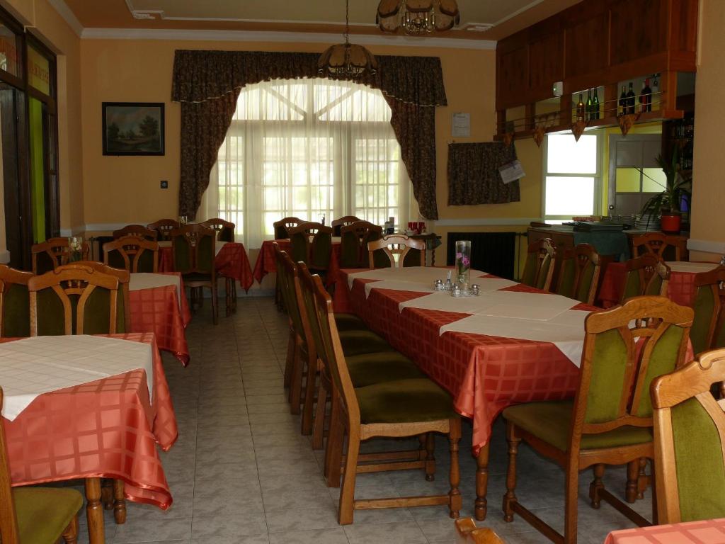 Restoran või mõni muu söögikoht majutusasutuses Hotel Orchidea