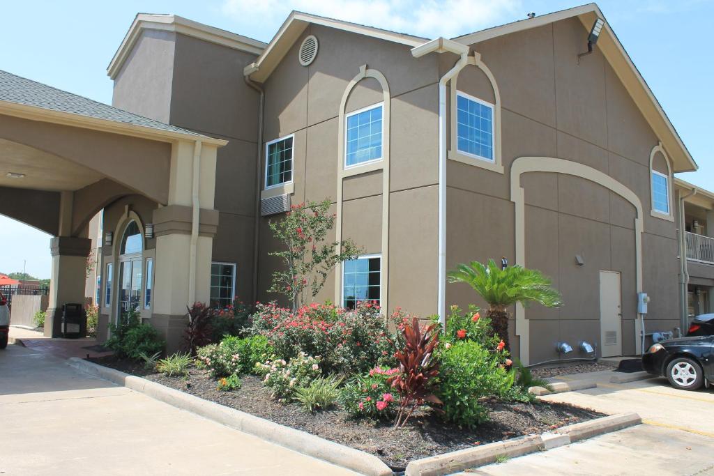 un edificio con flores delante en Quality Inn & Suites Port Arthur - Nederland, en Port Arthur