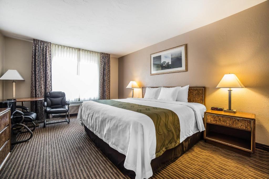 Postel nebo postele na pokoji v ubytování Quality Inn Richfield I-70