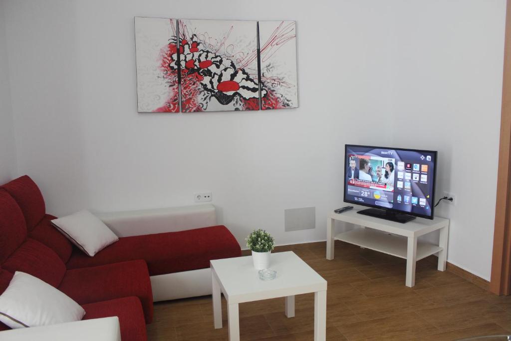 Televízia a/alebo spoločenská miestnosť v ubytovaní Be Happy