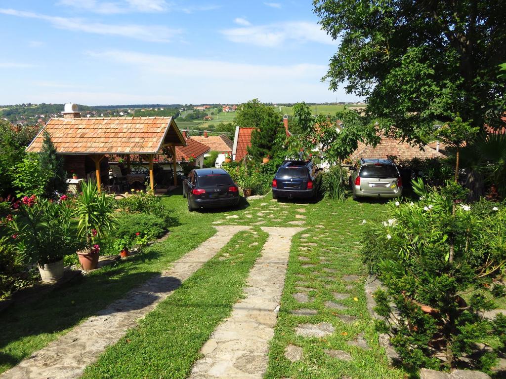 Ogród w obiekcie Kővirág Apartman
