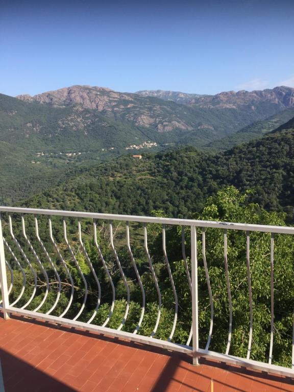 balcón con vistas a la montaña en VILLA SANTINE AVEC TERRASSES et VUE PANORAMIQUE meublé tourisme 4 étoiles, en Santa-Lucia-di-Tallano