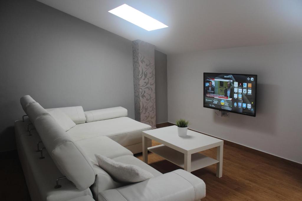 Televízia a/alebo spoločenská miestnosť v ubytovaní Be Happy