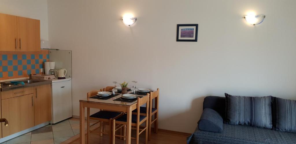 Kuchyň nebo kuchyňský kout v ubytování Milos Apartment