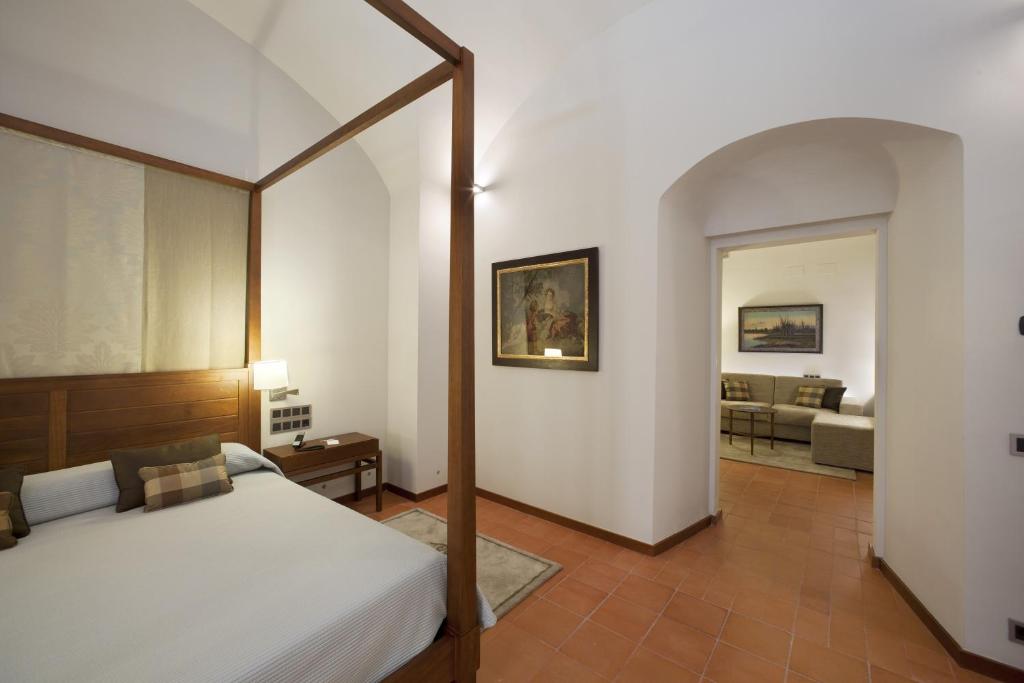 Postel nebo postele na pokoji v ubytování Parador de Caceres