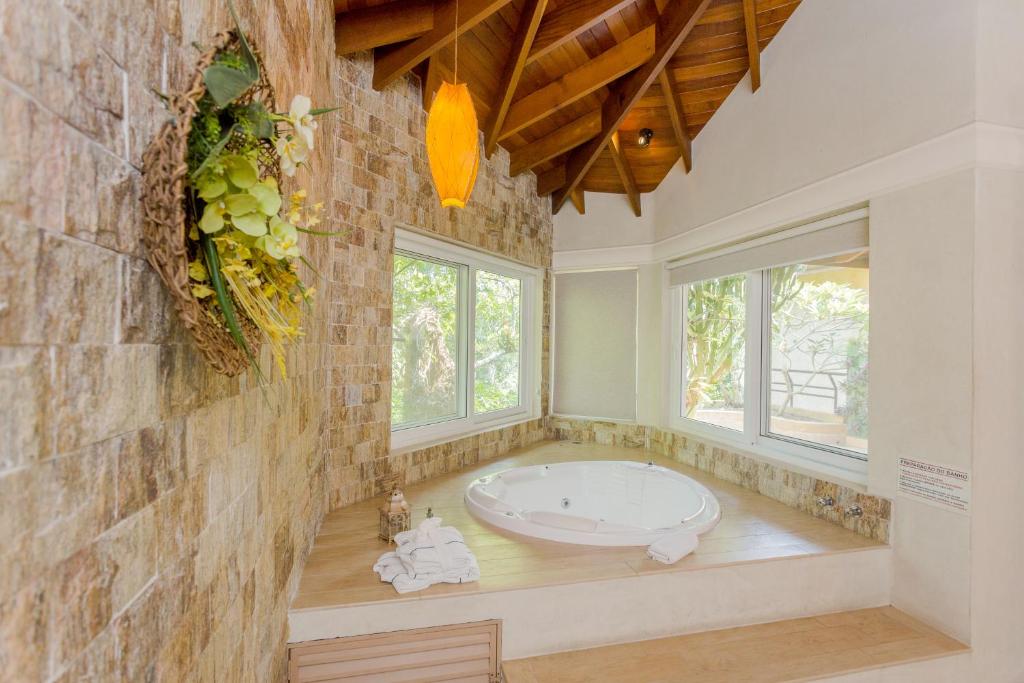 Beach Hotel Cambury - King Room With Spa Bath