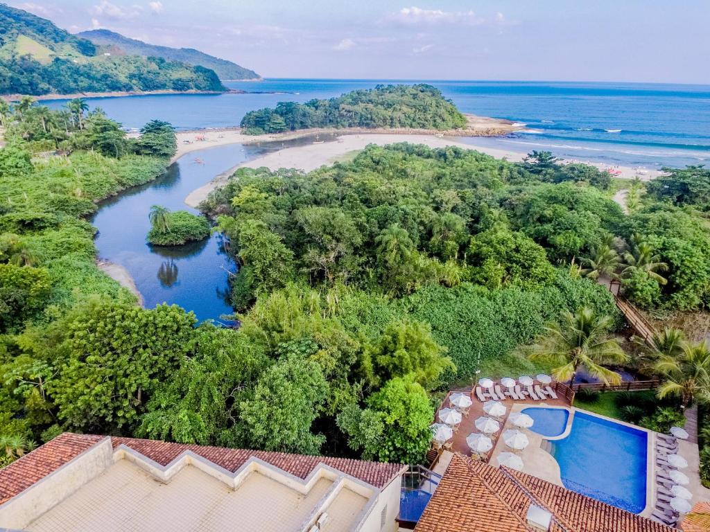 una vista aérea de un complejo con una masa de agua en Beach Hotel Cambury en Camburi