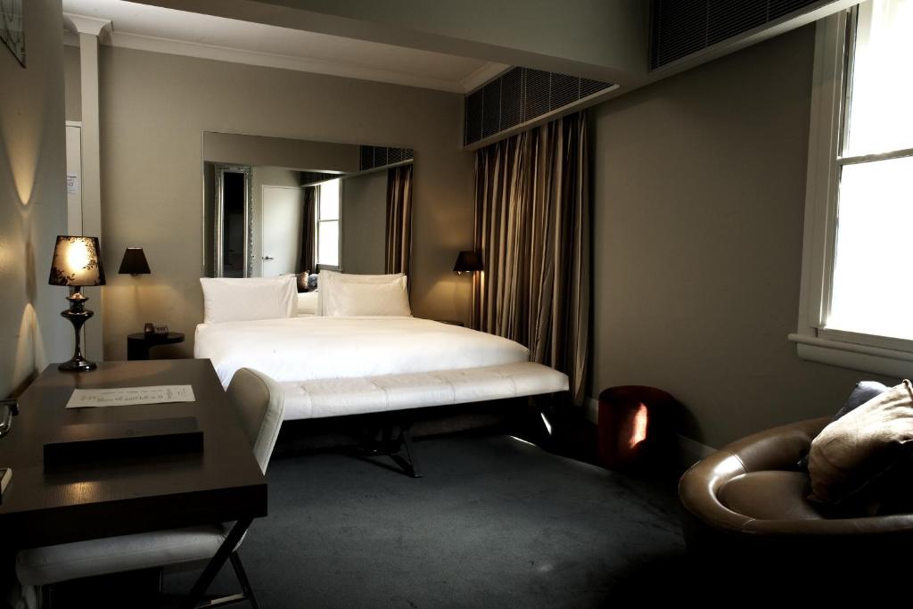 Postel nebo postele na pokoji v ubytování Kirketon Hotel Sydney