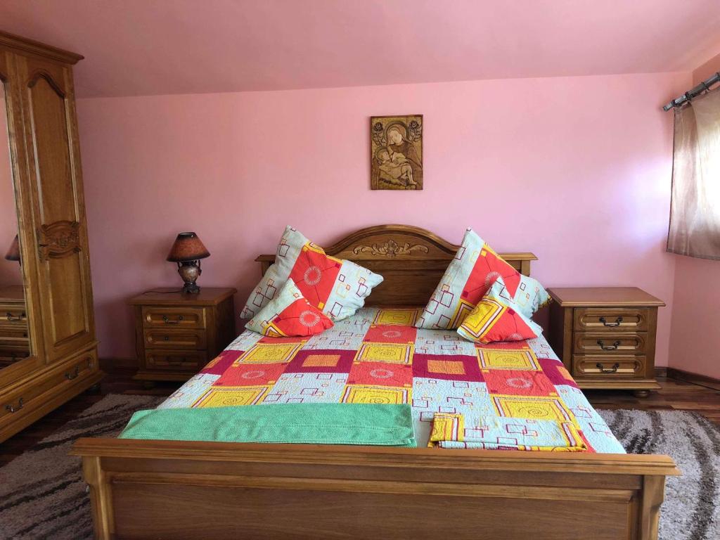 Ένα ή περισσότερα κρεβάτια σε δωμάτιο στο Pensiunea La Răducu