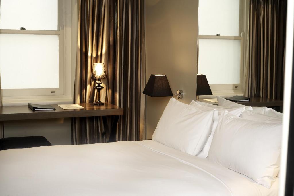 Postel nebo postele na pokoji v ubytování Kirketon Hotel Sydney