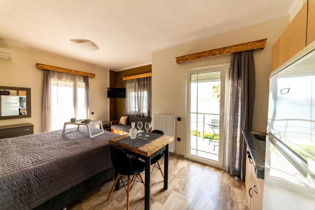 sypialnia z łóżkiem i biurkiem ze stołem w obiekcie Gera Bay Studios And Apartments w mieście Apidias Lakos