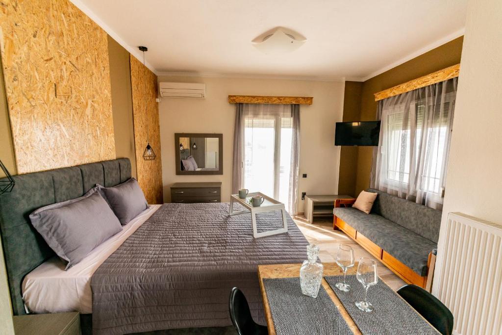 sypialnia z łóżkiem, kanapą i stołem w obiekcie Gera Bay Studios And Apartments w mieście Apidias Lakos