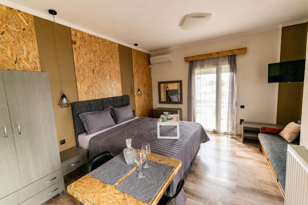 pokój hotelowy z łóżkiem i kanapą w obiekcie Gera Bay Studios And Apartments w mieście Apidias Lakos