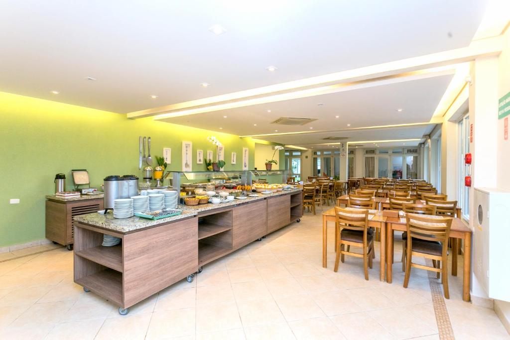 A cozinha ou cozinha compacta de Beach Hotel Juquehy