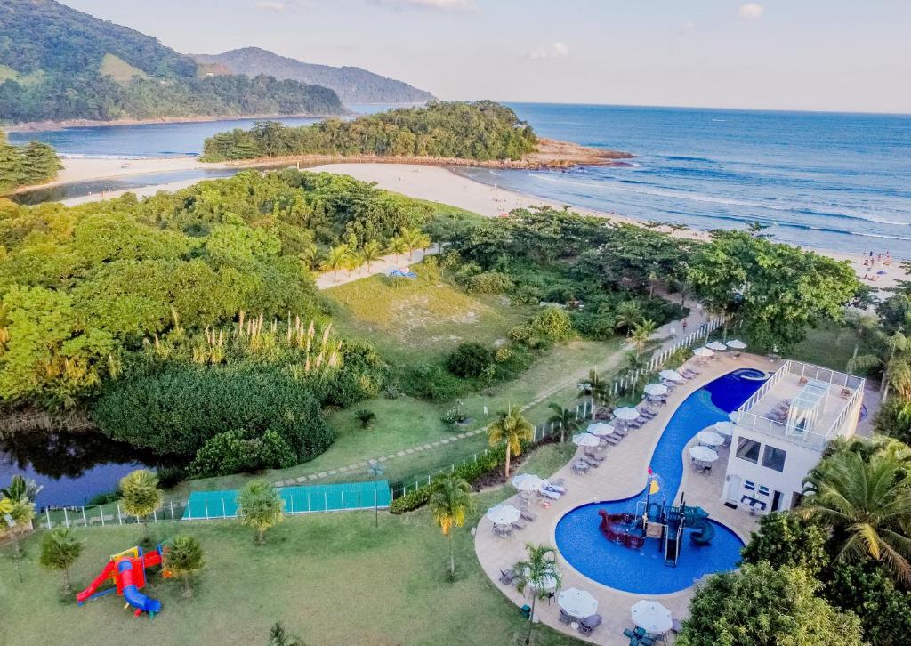 z powietrza widok na ośrodek i plażę w obiekcie Beach Hotel Sunset w mieście Camburi