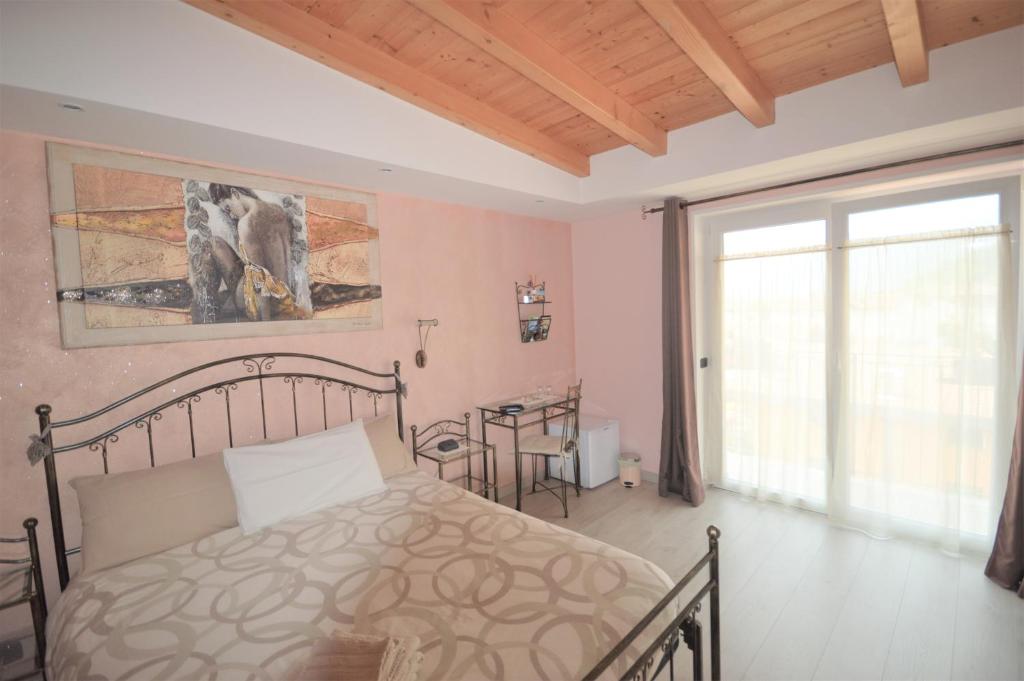 Postel nebo postele na pokoji v ubytování B&B La Vecchia Tipografia - Lago D'Idro