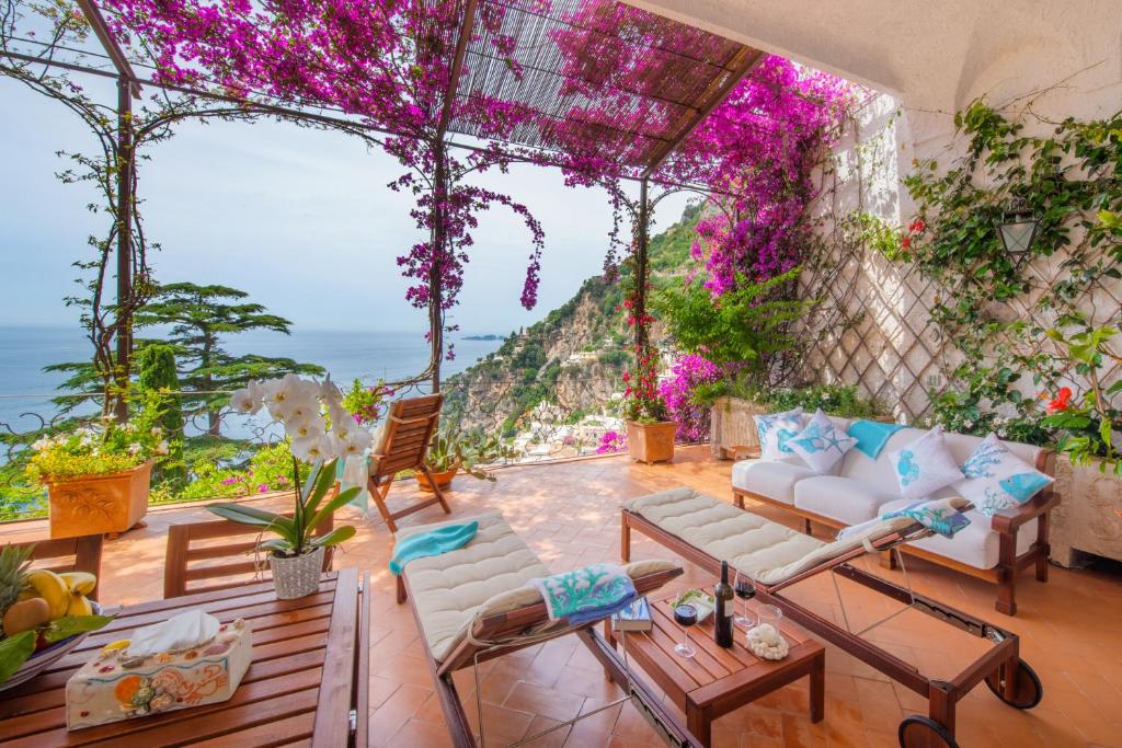 un soggiorno con vista sull'oceano di Casa Passalacqua a Positano